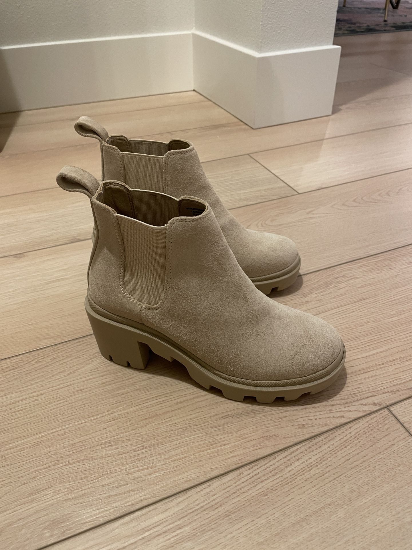 Women’s Steve Madden Boots (Size 4.5)