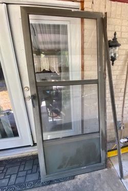 EXTERIOR DOOR METAL AND GLASS HAVE SCREEN.  GOOD CONDITION  SIZE 36 ×80