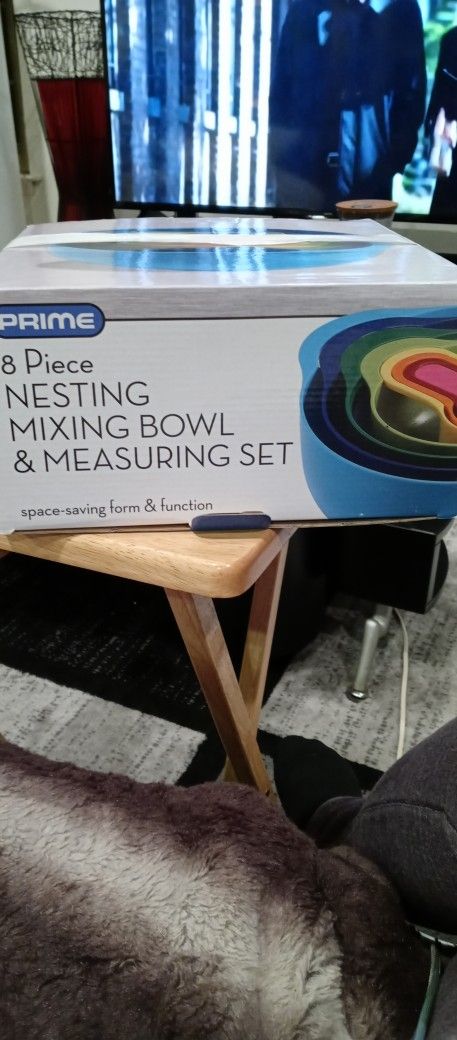 8 PIECE NESTING MIXING BOWLS AND MEASURING SET