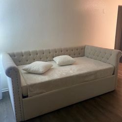 DayBed Includes The Matress 