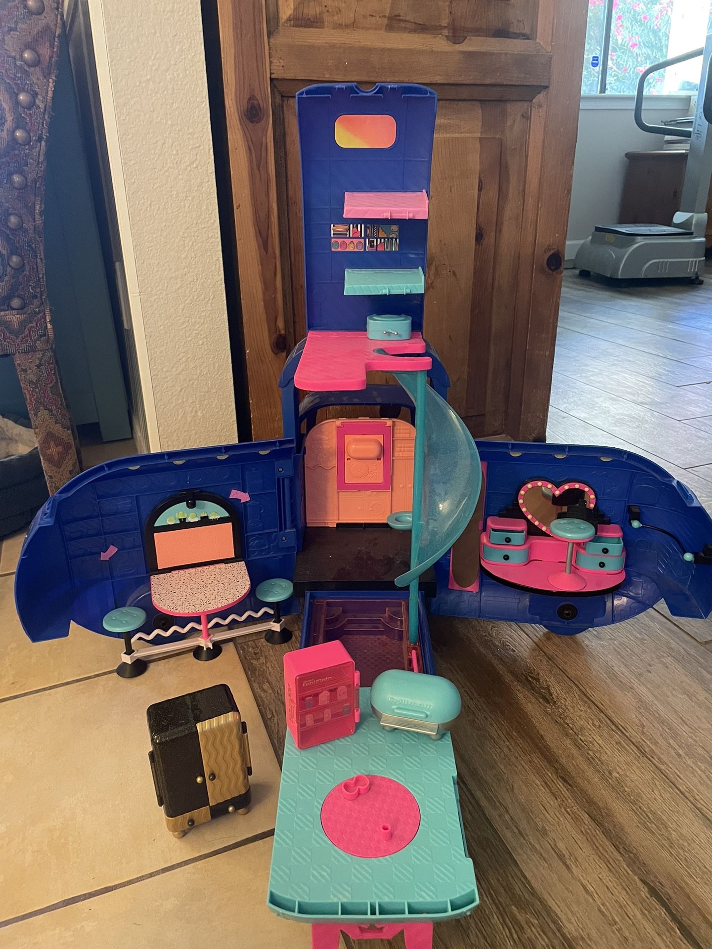 LOL -OMG Dolls/ RV Glamper/ Case And Accessories