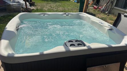 120 v plug and play 4 person hot tube