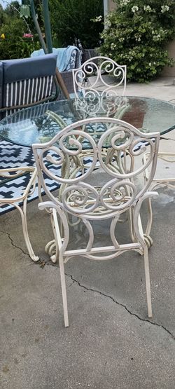 42-in glass top round patio table and chairs no seats good condition