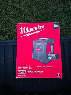 Milwaukee M18 Radio + Charger 2792-20