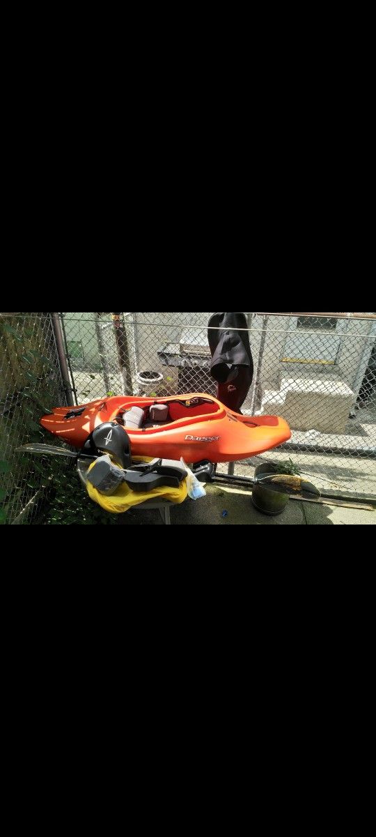 KAYAK DAGGER AGENT 6.4 with gear )