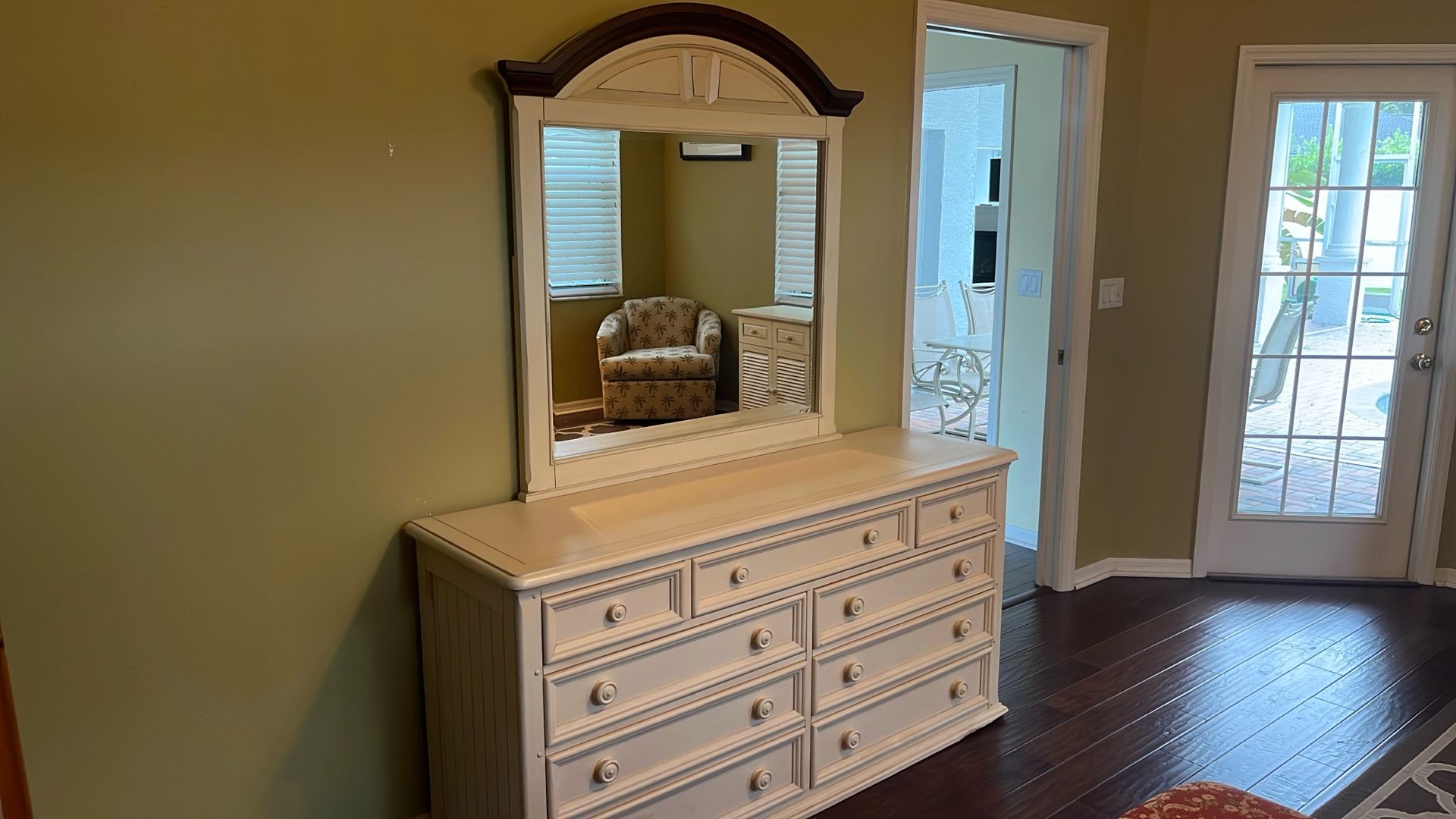 Bed Room Set. Dresser Night Stands