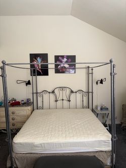 Elegant Vintage-Style Metal Canopy Bed – Complete Set with Mattress & Box Spring