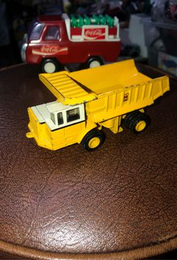 Vintage Ertl Co. International Harvestor Dump Truck