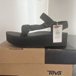 URBAN OUTFITTERS FLATFORM SIZE 6 NEW