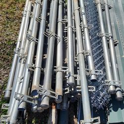 ⭐️Postes Galvanizados de 6 Pies con Brackets y Tapa para Postes de Chain Link – Buen Estado