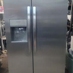 Frigidaire Side By Side With Water And Ice Through The Door