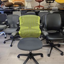 🍀LIKE NEW!🍀KNOLL GENERATION CHAIRS GREEN WITH BLACK SEAT ADJUSTABLE ARMS REAR TILT LOCK SEAT DEPTH ADJUSTMENTS 17 AVAILABLE!