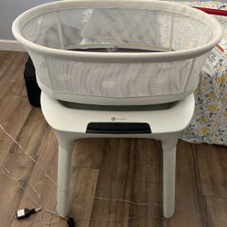 4 Moms Bassinet 