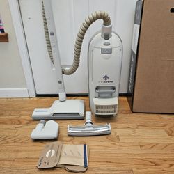 New Cond ELECTROLUX  LUX MODEL WITH ATTACHMENT   , AMAZING POWER SUCES. , WORKS EXCELLENT. , IN THE BOX 