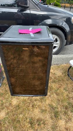 Beverage refrigerator