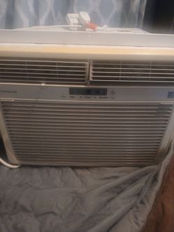 ​Frigidaire 15,100 BTU Window Air Conditioner – Standard 115V Plug (Cools 850 Sq Ft)