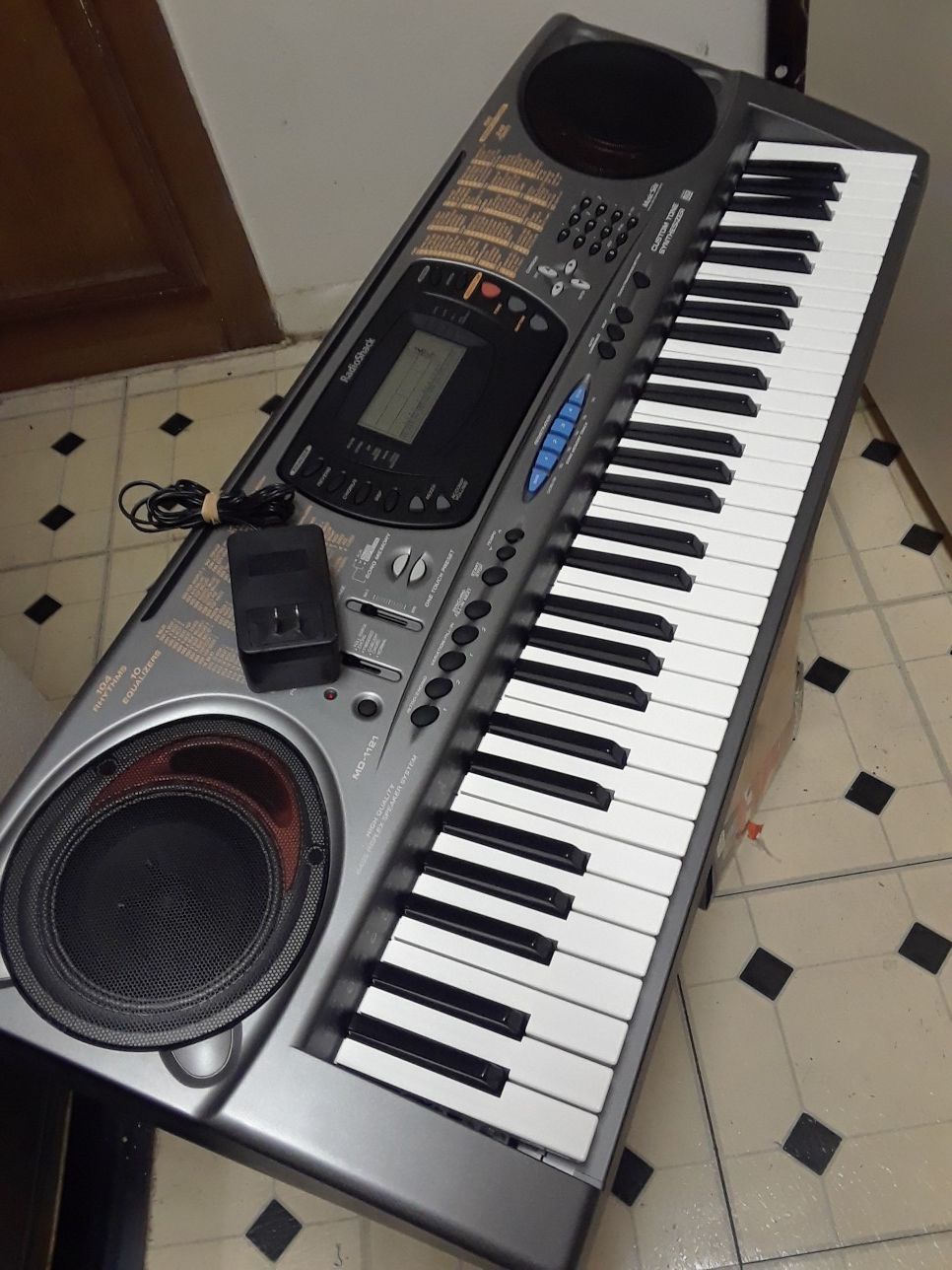 MD-1211 RADIOSHACK PIANO KEYBOARD. ADAPTER CORD INCLUDED. IN PERFECT CONDITION. WITH LOTS OF FEATURES AND HIGH QUALITY SPEAKERS