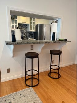 2 bar stools