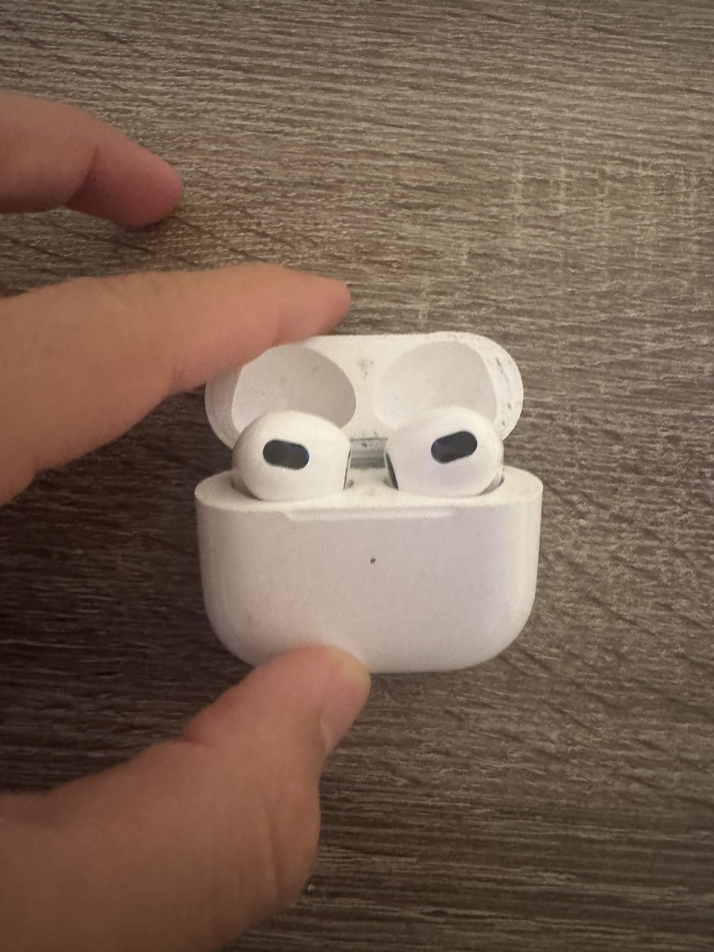 Apple Air Pods Gen 4 In Good Condition 