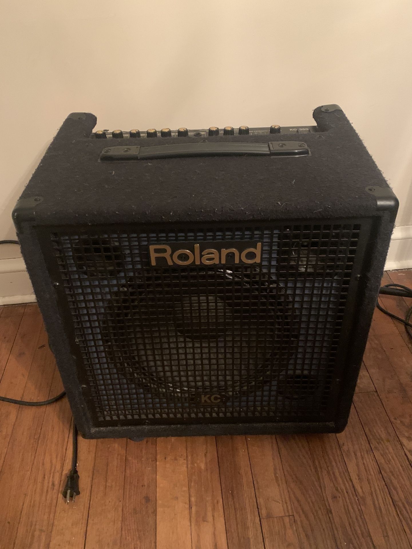 Roland Stereo Mixing Keyboard Amplifier + Free Mic & Stand