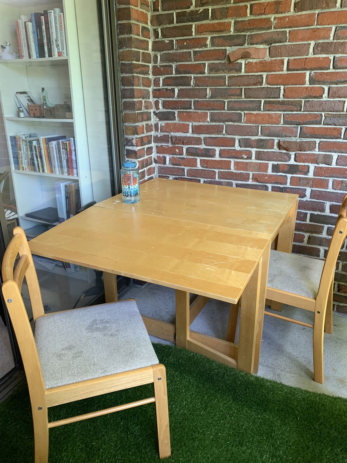 Foldable table + 2 chairs