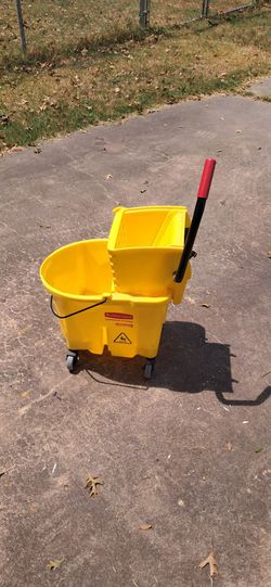 Rubbermaid commercial mop bucket and wringer