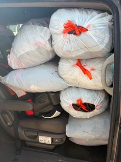 The bags contain a mix of clothes; there is a bit of everything. Las bolsas contienen una mezcla de ropa; hay un poco de todo.