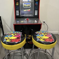 PAC-MAN Arcade Machine With Stools 