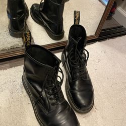 USED DR. Martens 1460 w/laces Size: 10M