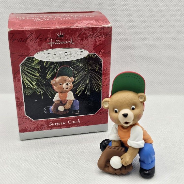 Hallmark Ornament Surprise Catch baseball sport bear collection memories
Dated 1998
Ornament in mint condition, kept in the box
Box has some wear d