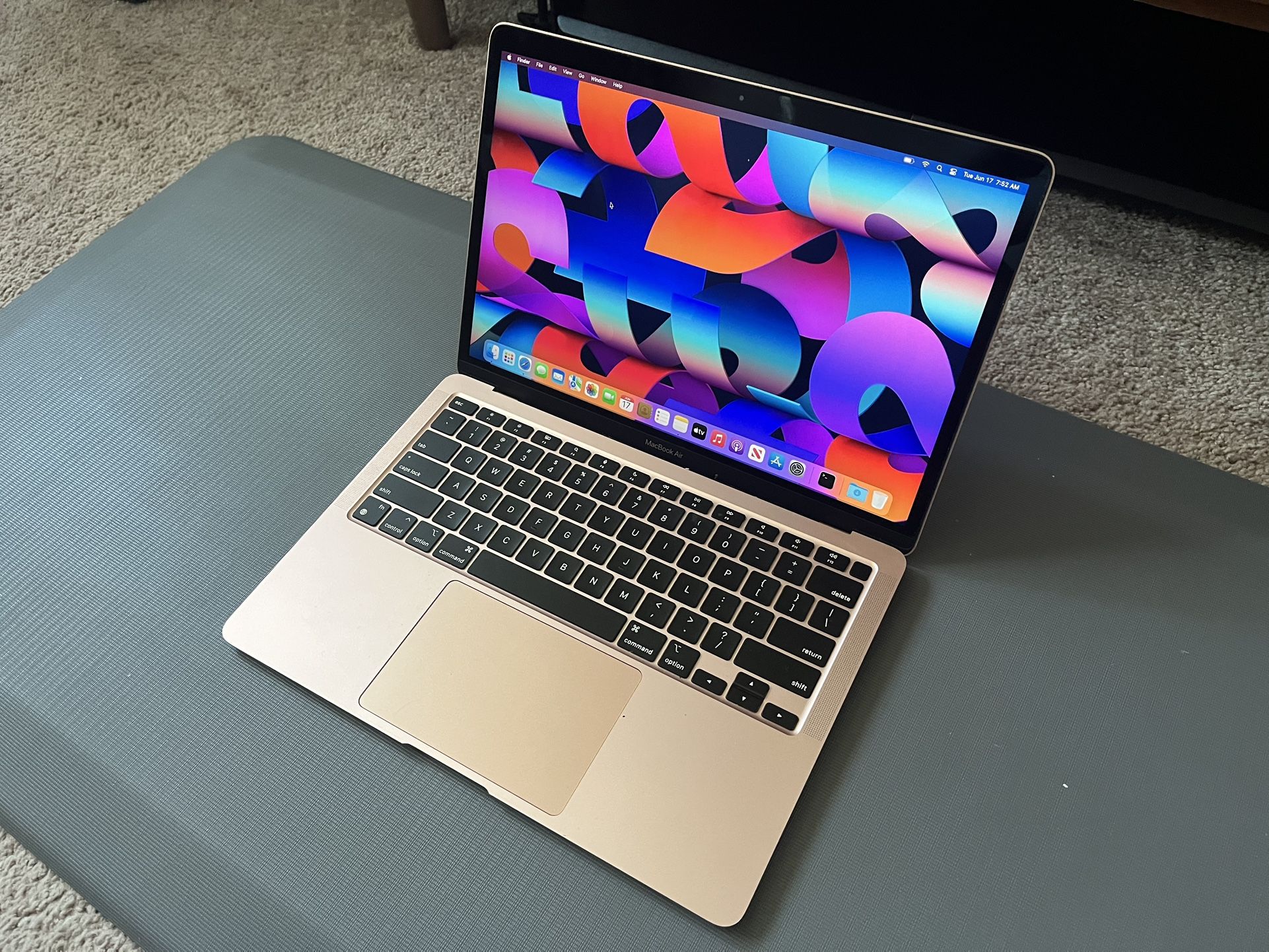 13” Macbook Air M1/8GB RAM/256GB SSD Laptop Computer with Charger Apple