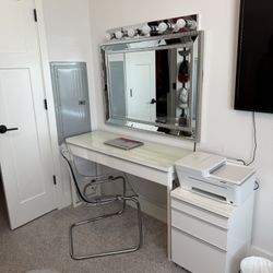  Makeup Vanity Table with Large Mirror