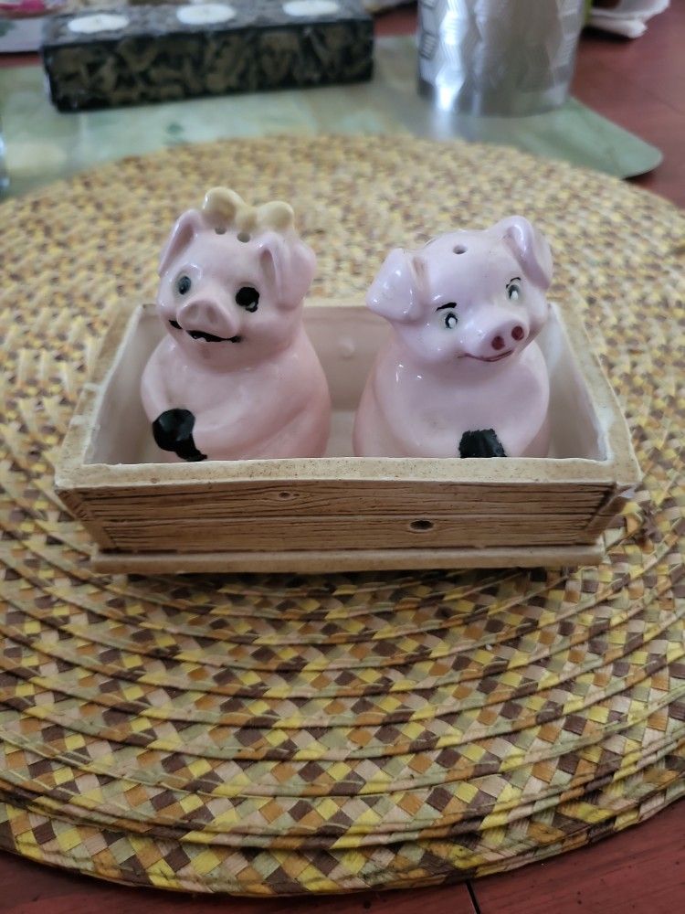 Adorable Pig Salt And Pepper Shakers
