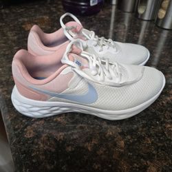 TENIS NIKE  , USED ONLY ONE DAY . GREAT PRICE  ,.