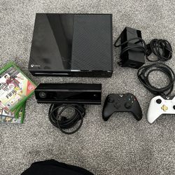 Xbox One With Kinect , 2 Controllers, 4 Games 