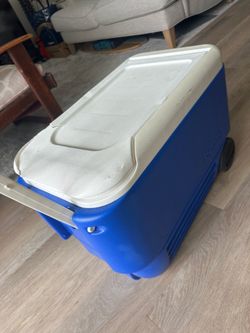 Igloo wheeled cooler