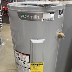 NEW Signature 100 40-Gallons   4500-Watt Electric Water Heater
