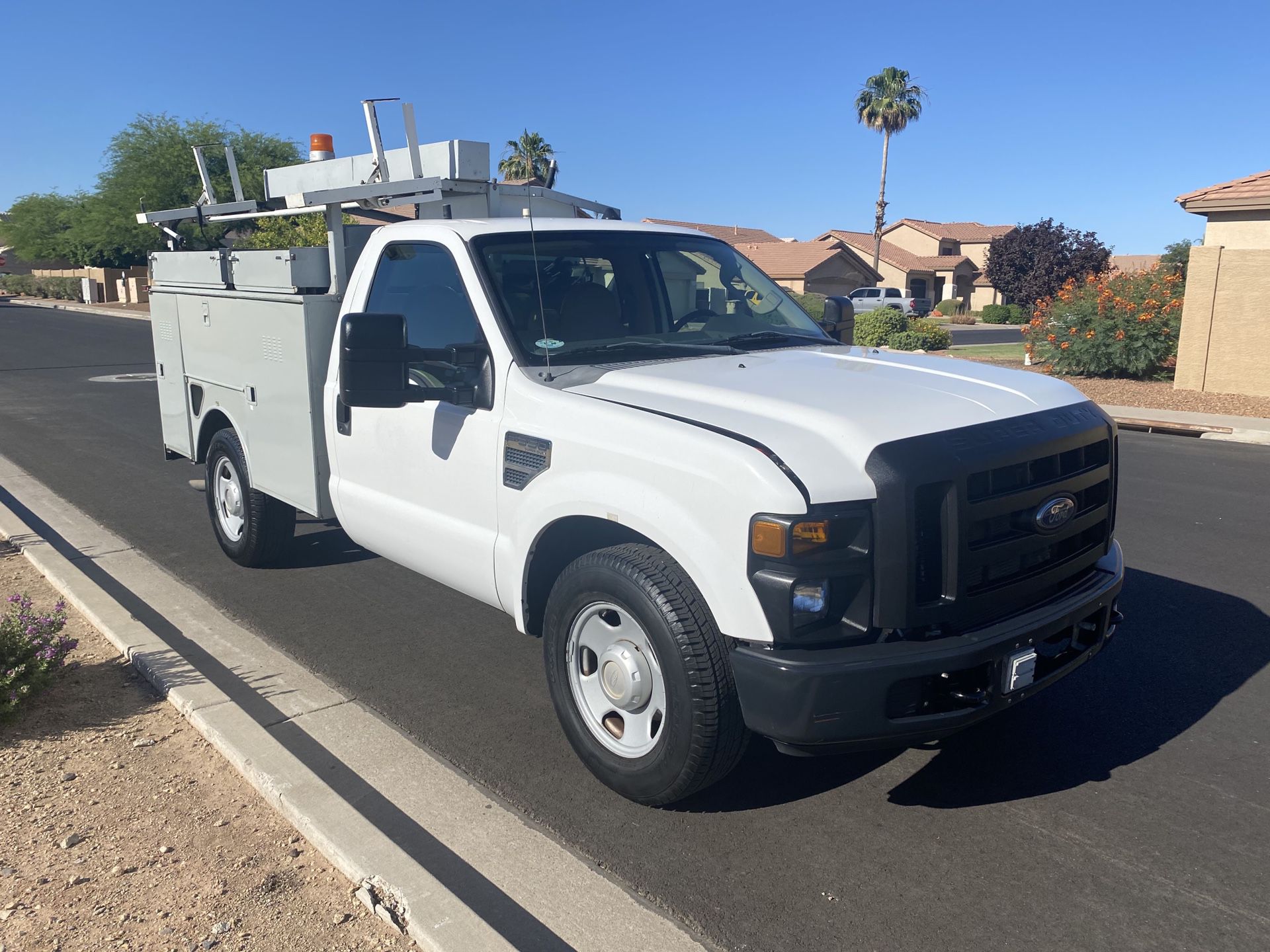 2008 FORD F350 UTILITY BODY IN GREAT CONDITION. VERY LOW MILEAGE