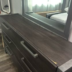 Dresser With Mirror 