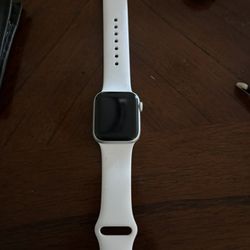 Apple Watch SE with white Nike Band 