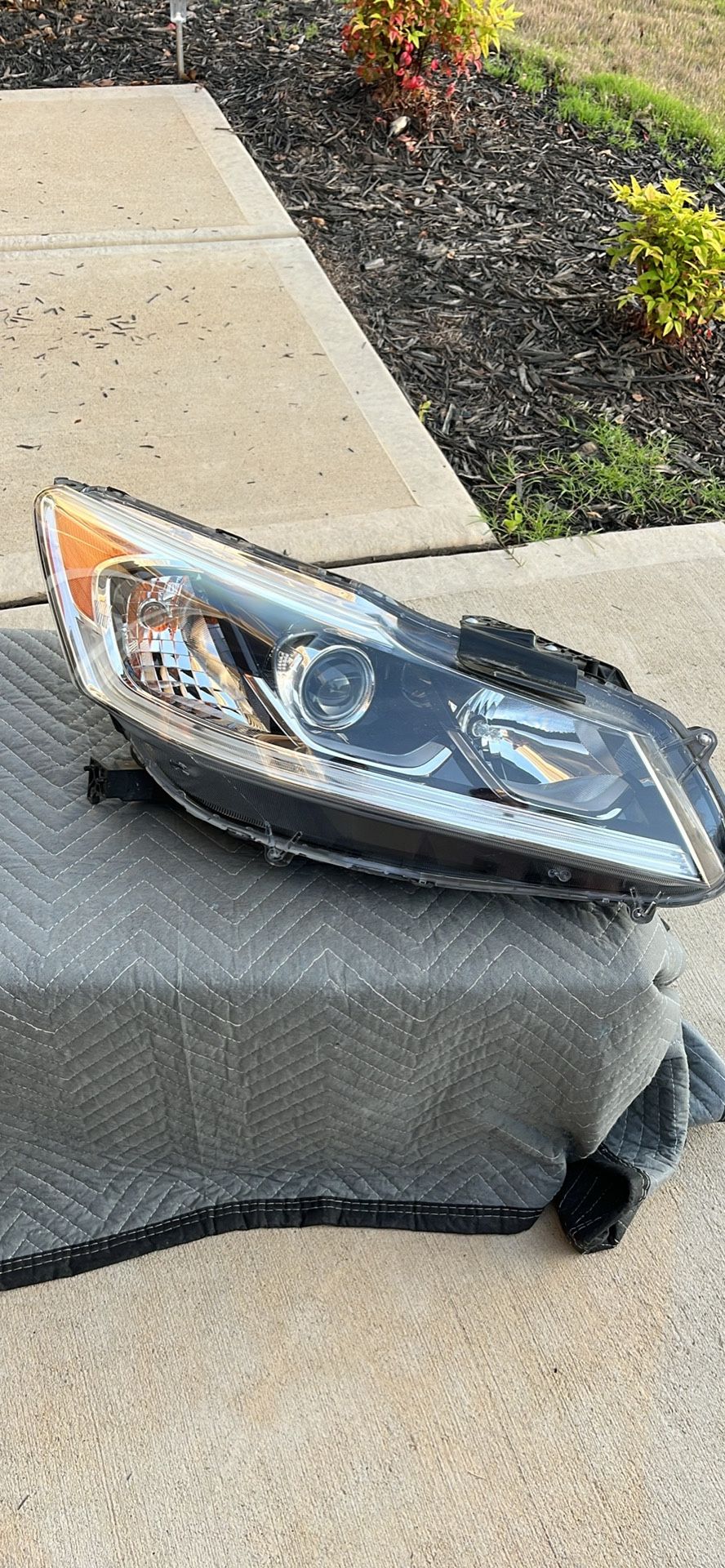 2016-2017 HONDA ACCORD 4DR PASSENGER RIGHT HEADLIGHT LED DRL OEM