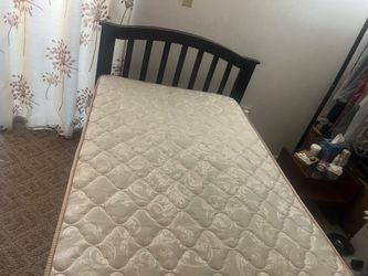 Twin Bed W/ matress_ Cama sencilla con colchón
