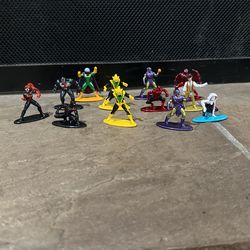 12 Marvel Figures