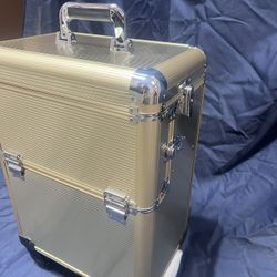Beauty case on wheels 