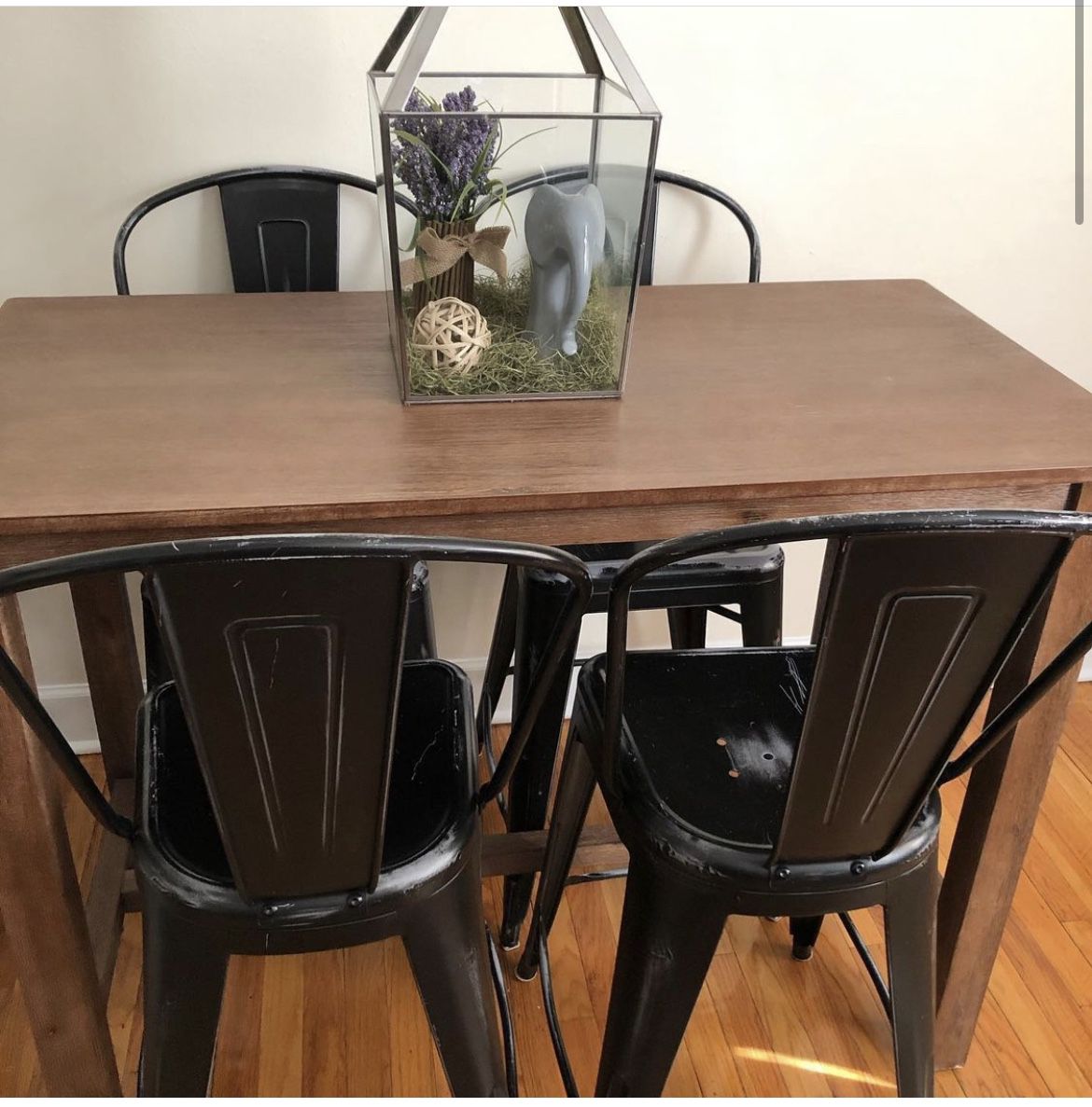 Dinning Table With 4   Metal Chairs 