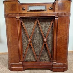 Silvertone Antique 1940 Console Radio