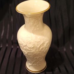 LENOX CHINA MING BLOSSOM VASE. HAND DECORATED WITH 24K GOLD. NEVER USED. 