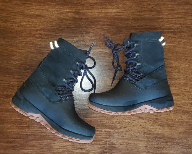 THE NORTH FACE  Yukiona Mid Boots winter snow camping LIKE NEW women US6 