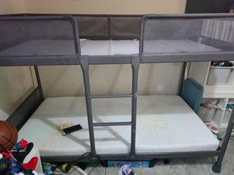 Twin bunk bed