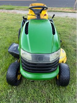 John Deere L100 Riding Lawnmower